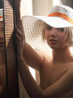 Мечтательная красотка раздевается наголо и позирует перед зеркалом во всей красе