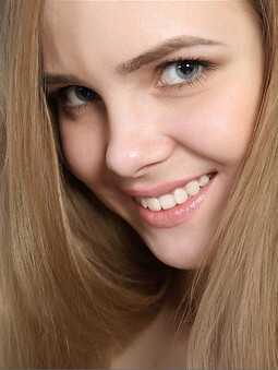 Голая милашка отлично смотрится на фоне синей атласной ткани