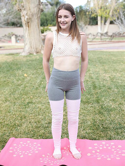 Рыжая телка ебется с парнем в спортзале в самых лучших позах