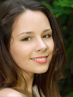 Подтянутая красотка с маленькими дойками стоит голая за деревьями