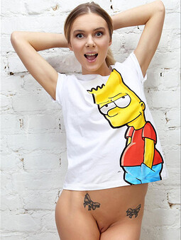 Блондинка в носках мастурбирует пилотку и показывает красивое соло