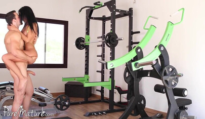 Спортивный тренер развел на анальный секс свою клиентку