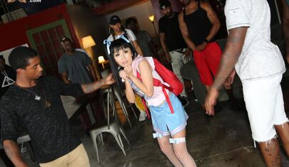 Японская милфа отсасывает толпе черных мужиков и глотает сперму