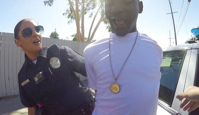 В нигерском квартале полицейскую даму выебли два парня