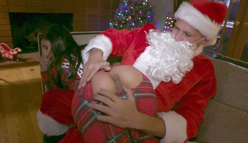Отчим прикинулся Санта Клаусом и ночью засадил дочке