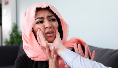 Молоденькая мусульманка трахается в киску с американским парнем