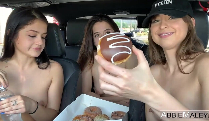 Веселые разговоры девушек с голыми сиськами в машине
